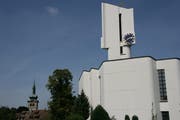 In Bischofszell stehen in unmittelbarer Nähe zueinander zwei Kirchen: im Vordergrund die evangelische Johanneskirche, im Hintergrund die katholischen Kirche St.Pelagius.(Bild: Susann Basler)
