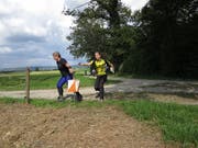 Belinda Gisler (rechts) auf dem Weg zum Sieg. (Bild: Mike Gisler)