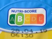 Der aus Frankreich stammende Nutri-Score bezieht neben dem Gehalt an Zucker, Fett und Salz empfehlenswerte Bestandteile wie Ballaststoffe in eine Bewertung ein und gibt dann einen einzigen Wert an - in einer Skala von grün über gelb bis rot. (Bild: Keystone-SDA/Christophe Gateau)