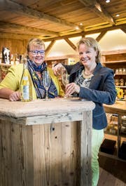 Esther Schaefer (rechts) schätzt die Vorzüge jeden Lebensabschnitts. Sie braucht keine Altersgefühle. (Bild: Andrea Stalder)