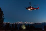 Ein Rega-Helikopter sucht mit dem Scheinwerfer die Umgebung ab. Symbolbild: PD
