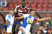 Kein Durchkommen: Grejohn Kyei (links) bleibt mit Servette im Cup an Veroljub Salatic und den Grasshoppers hängen. (Bild: Keystone)