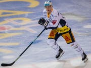 Gregory Hofmann, von 2007 bis 2012 ein Junior Ambris, entscheidet für den EVZ die Partie in Ambri (4:3) (Bild: KEYSTONE/Ti-Press/SAMUEL GOLAY)