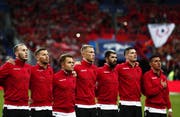 Die Hymne aus Andorra für die Fussballer aus Albanien. Bild: Keystone.