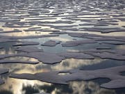 Schmelzendes Meereis in der kanadischen Arktis. Diesen Sommer ist erst zum zweiten Mal seit Beginn der satellitengestützten Erfassung die Meereisfläche in der Arktis unter vier Millionen Quadratkilometer gesunken. (Bild: Keystone/AP/DAVID GOLDMAN)