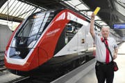 SBB-Zugbegleiter klagen wegen des Bombardier-Schüttelzuges über gesundheitliche Probleme. (Bild: Keystone/Montage_watson)