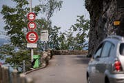 Eng und steilschlaggefährdet - die Kehrsitenstrasse. (Bild: Corinne Glanzmann, Kehrsiten, 28. August 2019)