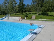 Nur noch wenige Besucher wagten sich in dieser Woche in das rund 18 Grad kalte Wasser im Aadorfer Freibad. (Bild: Kurt Lichtensteiger)
