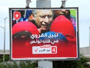 Wahlplakat für Nabil Karoui - der aussichtsreiche tunesische Präsidentschaftskandidat muss jedoch im Gefängnis bleiben. (Bild: KEYSTONE/AP/HASSENE DRIDI)