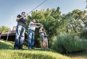 Die Kursleiter Mark Skivington und Röbi Merk angeln mit Dario Rebsamen und Dario Santamaria im Storzenweiher. (Bild: Andrea Stalder)