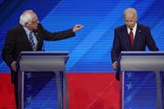 Joe Biden (rechts) war unter Dauerbeschuss seiner parteiinternen Mitbewerber – hier etwa Bernie Sanders. (Bild: Keystone)