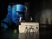 Agententhriller, ein unheimlicher Magier und ein verdächtiger Koffer - das Theater St. Gallen zeigt das Schauspiel «Die Anschläge von nächster Woche» von Thomas Arzt als Schweizer Erstaufführung. (Bild: Theater St. Gallen/Iko Freese)