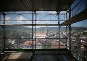 Prächtige Aussicht auf das Dorf: Die Pfarrkirche ist vom Gerüst aus gut zu sehen. (Bild: Stefan Kaiser, Unterägeri, 11. September 2019)