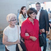 Stargast beim Anlass der CVP 60 Plus in Zell: Doris Leuthard trifft mit ihrer Mutter in der Martinshalle ein. Bild: Pius Amrein (Zell, 12. September 2019)