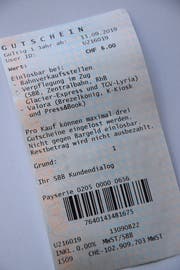 Einlösbar auch im TGV-Lyria: Der Entschuldigungsgutschein, den die SBB gestern verteilten. Bild: Lara Wüest