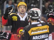 Simon Moser und Mark Arcobello jubeln, Bern gewinnt zum Auftakt der Saison 6:3 (Bild: KEYSTONE/ALESSANDRO DELLA VALLE)