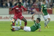 Winterthurs Ousmane Doumbia gegen St.Gallens Moreno Costanzo. (Bild: KEYSTONE/Melanie Duchene)
