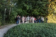 Die Teilnehmer des Stadtspaziergangs durch Gossau lauschen im Stadtbühl-Park gespannt Karl Schmukis Worten. (Bilder: Michel Canonica)