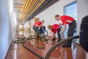 Die Feuerwehr pumpt am 2. August 2018 im Schulhaus Zil Zimmer und Gänge ab. Weit schlimmer waren die Folgen des Starkregens in der unweit entfernten Klinik Stephanshorn. (Bild: Urs Bucher)