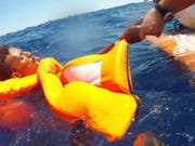 Ein Migrant aus Afrika wird von der italienischen Küstenwache aus dem Mittelmeer gerettet. (Bild: KEYSTONE/EPA ANSA/CONCETTA RIZZO)