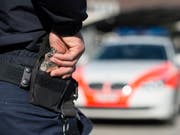 In Chur versuchte am Freitagabend ein Mann mit seinem Wagen vor einer Polizeikontrolle zu fliehen. (Bild: KEYSTONE/GIAN EHRENZELLER)