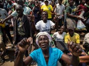 Menschen singen, während sie Schlange stehen, um von Simbabwes Ex-Präsident Robert Mugabe Abschied zu nehmen. Er wurde in einem Stadium in der Hauptstadt Harare aufgebahrt. (Bild: KEYSTONE/AP/BEN CURTIS)