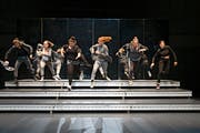 Die sechs jungen Darstellerinnen in Suna Gürlers Inszenierung «Flex» eröffneten das Festival am Mittwochabend im Zürcher Schiffbau mit einer Auseinandersetzung übers Frausein. (Bild: Gina Folly)