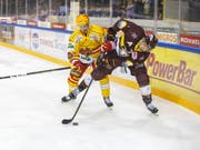 Biels Toni Rajala (links) gegen Henrik Tömmernes von Genève-Servette. Nach zwei Spielen hat Rajala bereits fünf Tore auf seinem Konto (Bild: KEYSTONE/SALVATORE DI NOLFI)