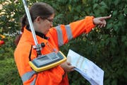 Corinne Bosshard misst die Markierungspunkte mit GPS aus.