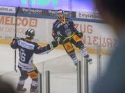 Der Zuger Oscar Lindberg (rechts) bejubelt sein 5:4-Siegtor nach bloss 16 Sekunden in der Verlängerung (Bild: KEYSTONE/URS FLUEELER)