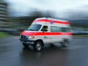 Die Autofahrerin wurde nach dem Unfall von Rettungsleuten aus dem Wrack befreit und mit unbestimmten Verletzungen in ein Spital gebracht. (Bild: KEYSTONE/MARTIN RUETSCHI)
