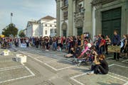 Auch vor der Jesuitenkirche positionierten sich die Aktivisten. (Bild: Extinction Rebellion Luzern, 14. September 2019)