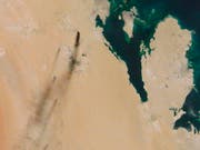 Das Satellitenbild der Nasa zeigt Brände nach einem Drohnenangriff auf zwei wichtige Ölanlagen im Osten Saudi-Arabiens. Die jemenitischen Huthi-Rebellen bekannten sich zu dem Angriff. Die Halbinsel rechts im Bild ist Katar, bei der Insel handelt es sich um Bahrain. (Bild: KEYSTONE/AP NASA Worldview)