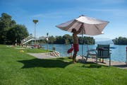 Bademeister Patrick Müller sorgt im Strandbad Sursee noch einmal für Sonnenschutz. (Bild: Dominik Wunderli, Sursee, 13. September 2019)