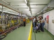 Viele kamen, um den fast 27 Kilometer langen Tunnel des Teilchenbeschleunigers zu besichtigen. (Bild: KEYSTONE/SALVATORE DI NOLFI)