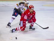 Ambris Elias Bianchi (hinten) gegen Kevin Clark von den Lakers. Am Ende setzten sich Clark und seine Teamkollegen deutlich durch (Bild: KEYSTONE/PATRICK B. KRAEMER)