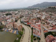 Orihuela in der ostspanischen Provinz Alicante steht nach heftigen Herbstunwettern unter Wasser. (Bild: KEYSTONE/EPA EFE/MANUEL LORENZO)