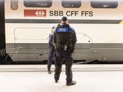 In der Nacht auf Samstag sind in einem Zug von Biel nach Bern mehrere Personen in eine Auseinandersetzung geraten. Zwei Personen wurden verletzt, 15 angehalten und auf einen Polizeiposten gebracht. (Bild: KEYSTONE/CHRISTIAN BEUTLER)