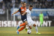 Der Wiler Bledian Krasniqi (links) im Zweikampf mit Antonio Marchesano. (Bild: Gian Ehrenzeller/KEY)