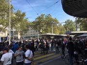 Szene von der unbewilligten Demonstration am Limmatplatz. (Bild: watson)