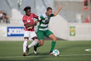 Der SC Kriens verliert das Cup Spiel gegen Stade Lausanne-Ouchy im Stadion Kleinfeld. Im Bild der Krienser Elia Alessandrini (grün) gegen Lausannes Roland Ndongo. (Bild: Boris Bürgisser, Kriens, 14. September 2019)