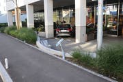 Aus noch nicht geklärten Gründen im Gartenrestaurant parkiert. (Bild: PD)