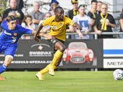Nicolas Moumi Ngamaleu ist beim Cupspiel in Freienbach nur schwer zu stoppen (Bild: KEYSTONE/WALTER BIERI)