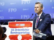 Zwei Wochen vor der Nationalratswahl in Österreich ist Norbert Hofer zum neuen Parteivorsitzenden der rechten FPÖ gewählt worden. Hofer galt bisher als moderates Gesicht der Partei, Kritiker vermuteten in ihm aber auch immer wieder den sogenannten Wolf im Schafspelz. (Bild: KEYSTONE/APA/APA/ERWIN SCHERIAU)