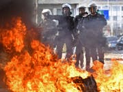 Brennende Container bei der Gegendemonstration gegen den «Marsch fürs Läbe» am Samstag in Zürich. (Bild: Keystone/WALTER BIERI)