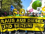 «Raus aus dem Verbrennungsmotor - Verkehrswende jetzt!» wurde am Samstag in Frankfurt gefordert. (Bild: KEYSTONE/EPA/SASCHA STEINBACH)