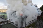 Der Brand ist um 7.25 Uhr am Sonntagmorgen ausgebrochen, die Bewohner wurden evakuiert. Nach den Löscharbeiten wurde ein Todesopfer gefunden. (Bild: Landespolizei)