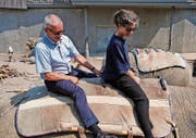 Elefantenritt mit Martin Klöti und Lea Moro. Bild: Mona De Weerdt