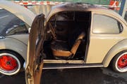 Der Oldtimer war innen fast komplett ausgebrannt. (Bilid: Zuger Polizei)