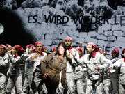 Revolutionen auf der Opernbühne: Rainelle Krause als lateinamerikanische Revolutionärin mit dem Chor und Kammerchor des Theater Basel als Kämpferinnen und Kämpfern der Pariser Commune. (Bild: Theater Basel/Birgit Hupfeld)